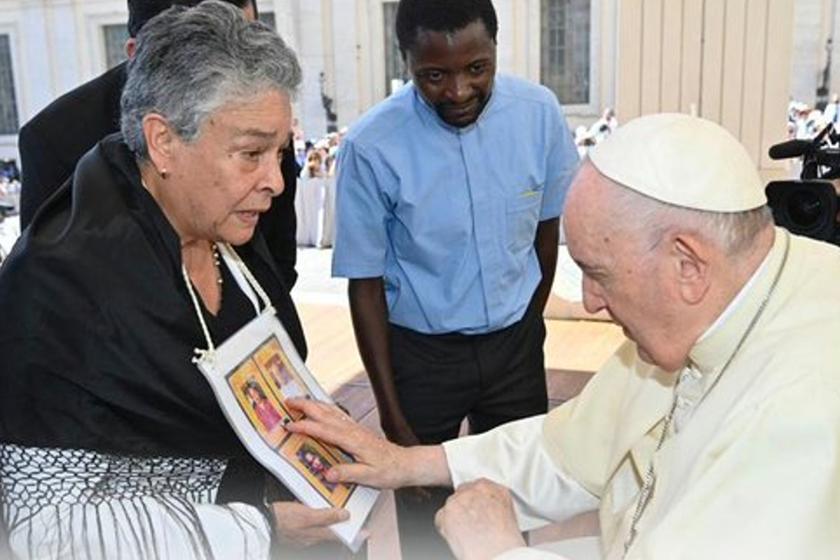 Papa Francisco bendice a mujer que busca a sus hijos desaparecidos desde hace más de 10 años.