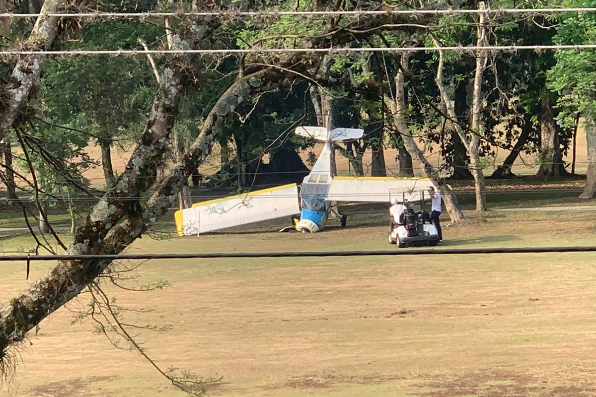 La avioneta se estrelló en un campo de golf.