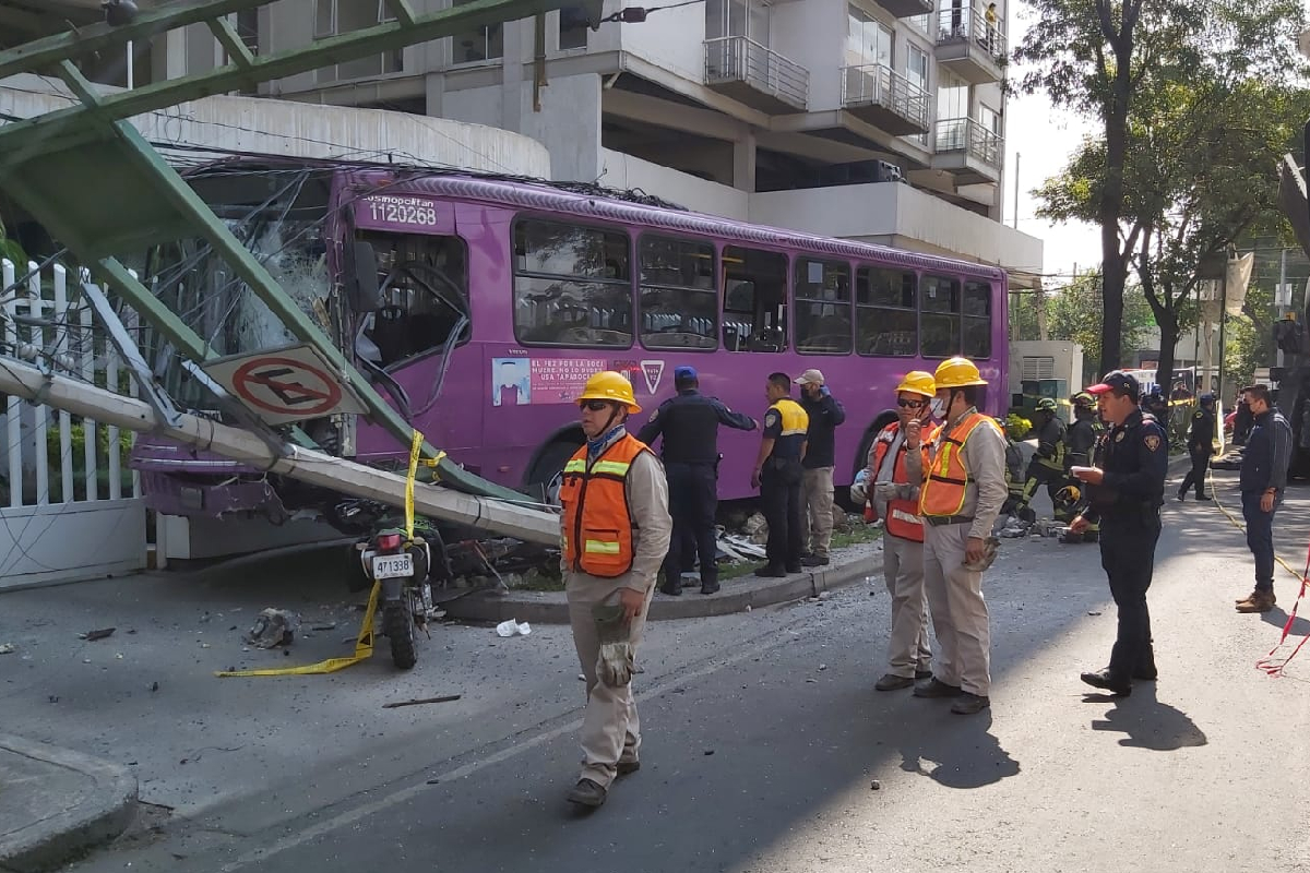 Choque de camión de pasajeros deja 21 lesionados en la colonia Portales.