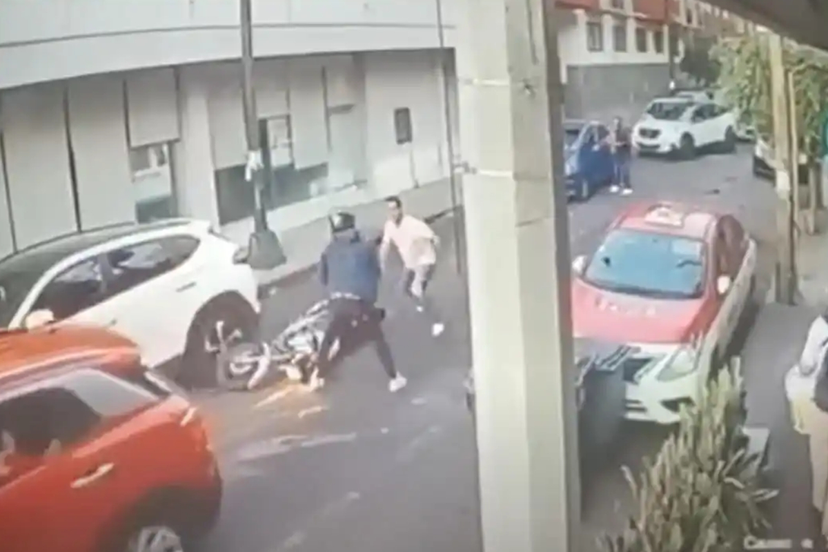 El presunto ladrón fue derribado de su moto.
