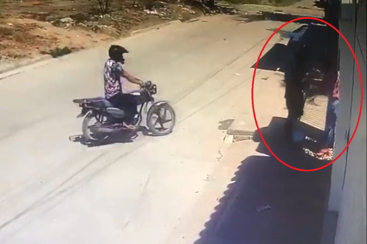 La mujer fue despojada de su mandado por dos ladrones en motocicleta.