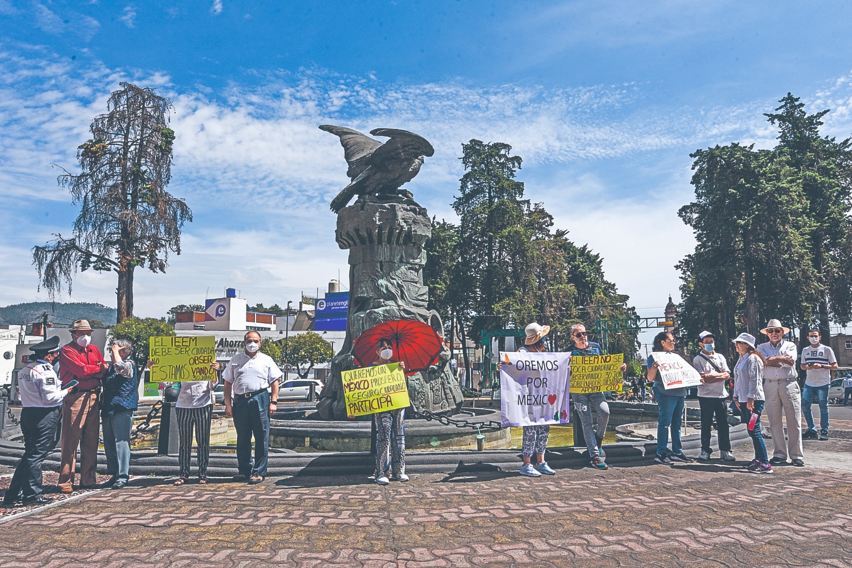 Integrantes de diversos grupos se reunieron en el monumento al Águila para unirse a la Marcha Nacional ¡Por La Paz y la Unión de México!