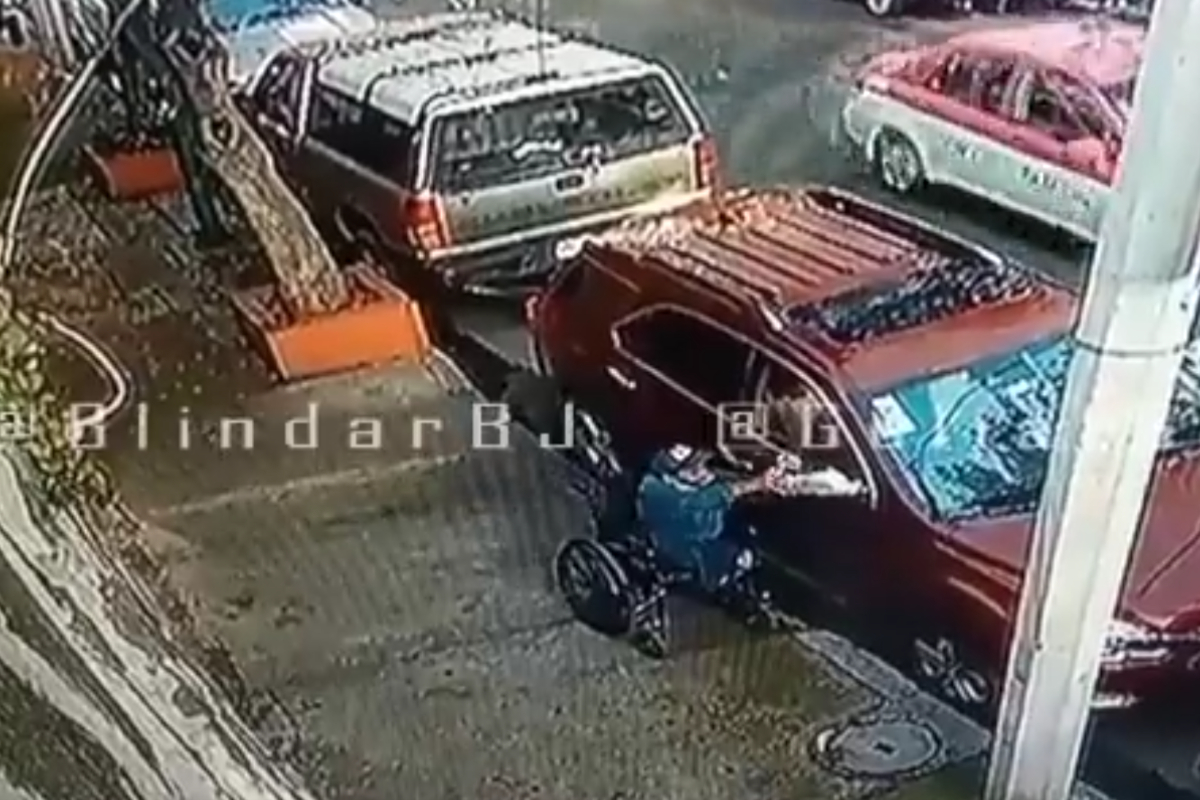Ruedas Mágicas fue sorprendido robando el espejo de un auto.
