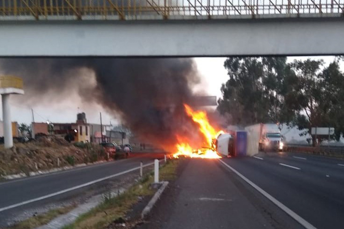VIDEO. Volcadura e incendio de camión en la México.Querétaro