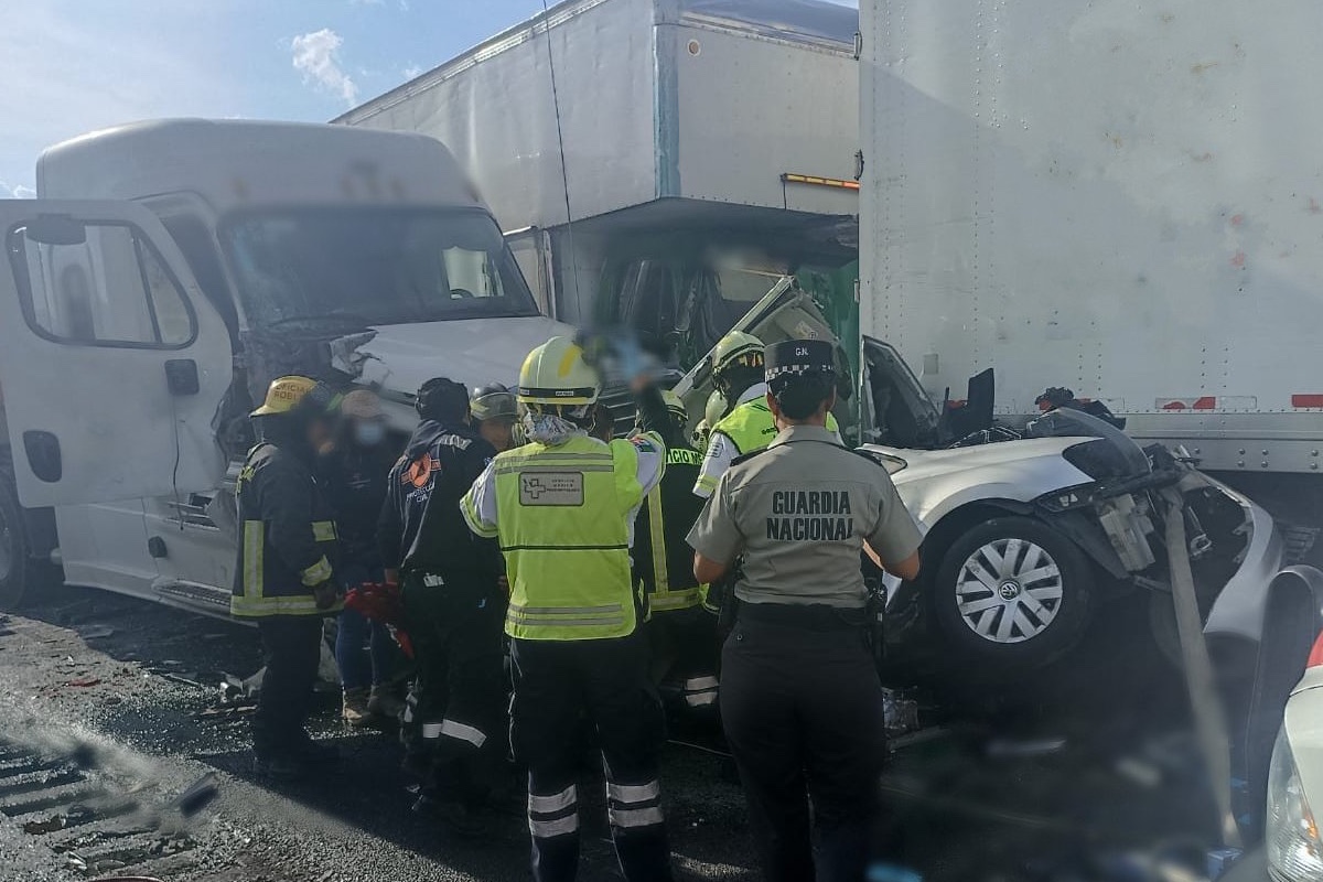 Carambola en autopista Puebla-Orizaba involucra más de 20 vehículos