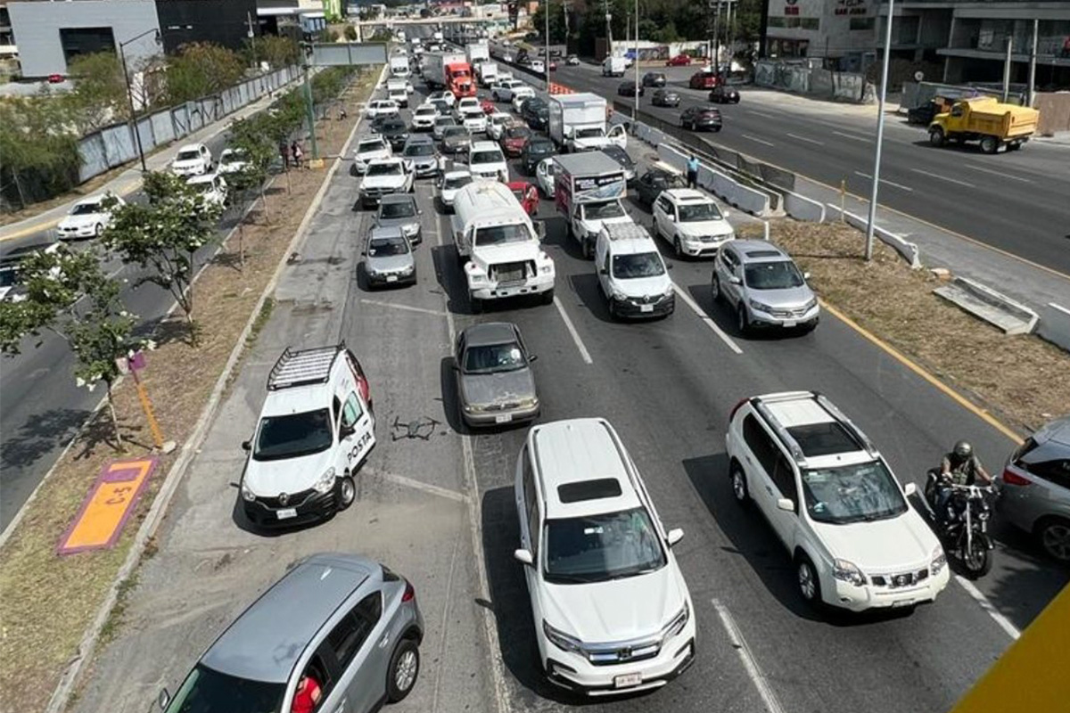 VIDEO. Vecinos de Monterrey bloquean Carretera Nacional ante falta de agua