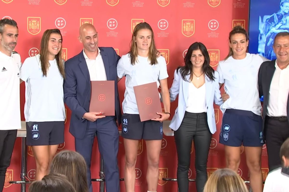 Foto:Twitter/@adri20050|¡Histórico! La selección de futbol femenil de España firma acuerdo de igualdad