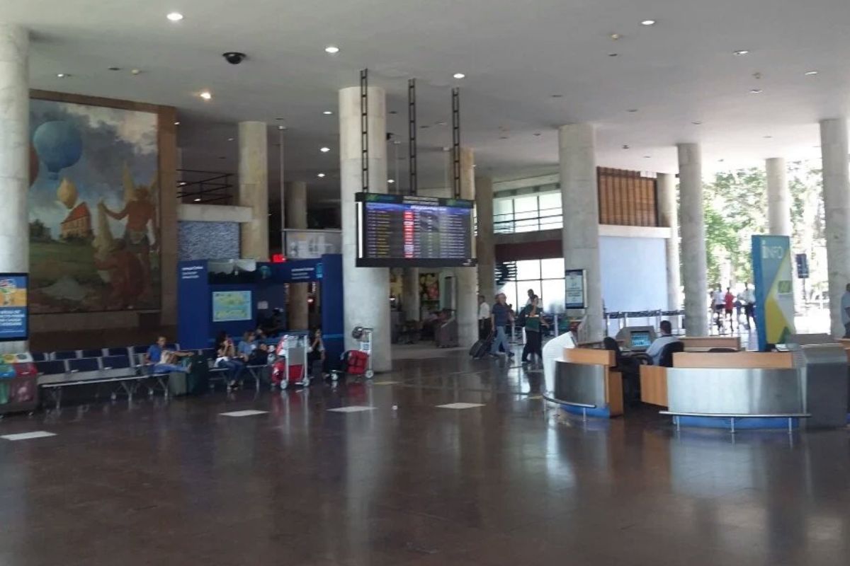 Foto:Twitter/@Gerard_727|Pantallas de aeropuerto de Rio exhiben películas porno en posible hackeo