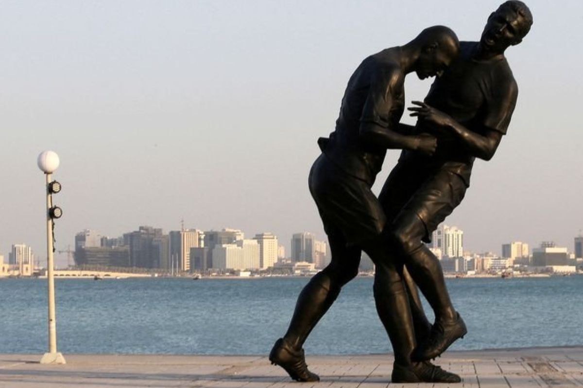 Foto:Twitter/@StopThatZizou|Remueven estatua del cabezazo de Zidane por polémica en Qatar