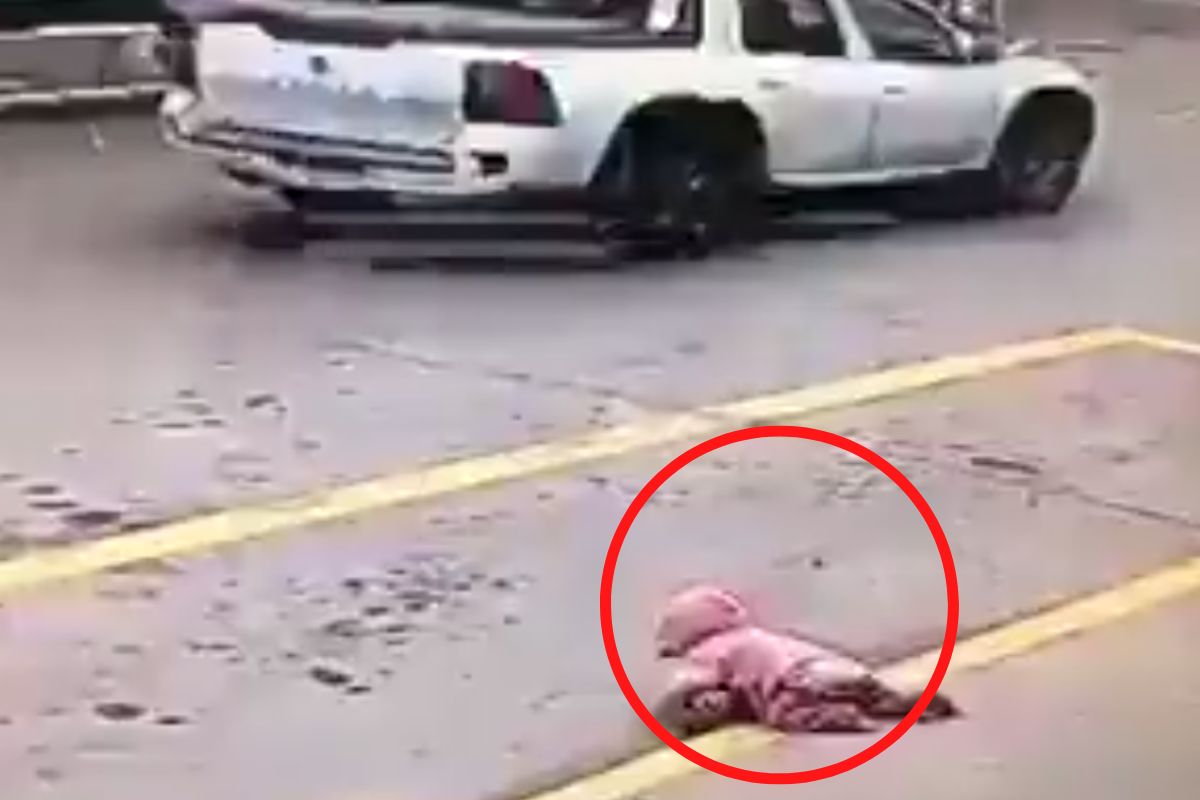 Foto:Captura de pantalla|Video: Bebé que gateaba en plena calle es salvada de ser arrollada por un auto