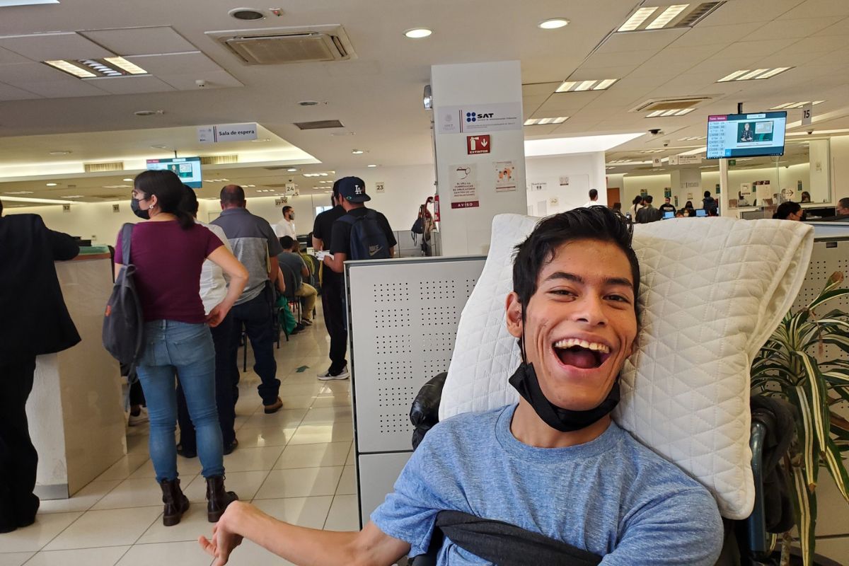 Foto:Twitter/@DanielRoblesMEX|Joven con parálisis cerebral busca ser reconocido por el SAT y obtener su FIEL