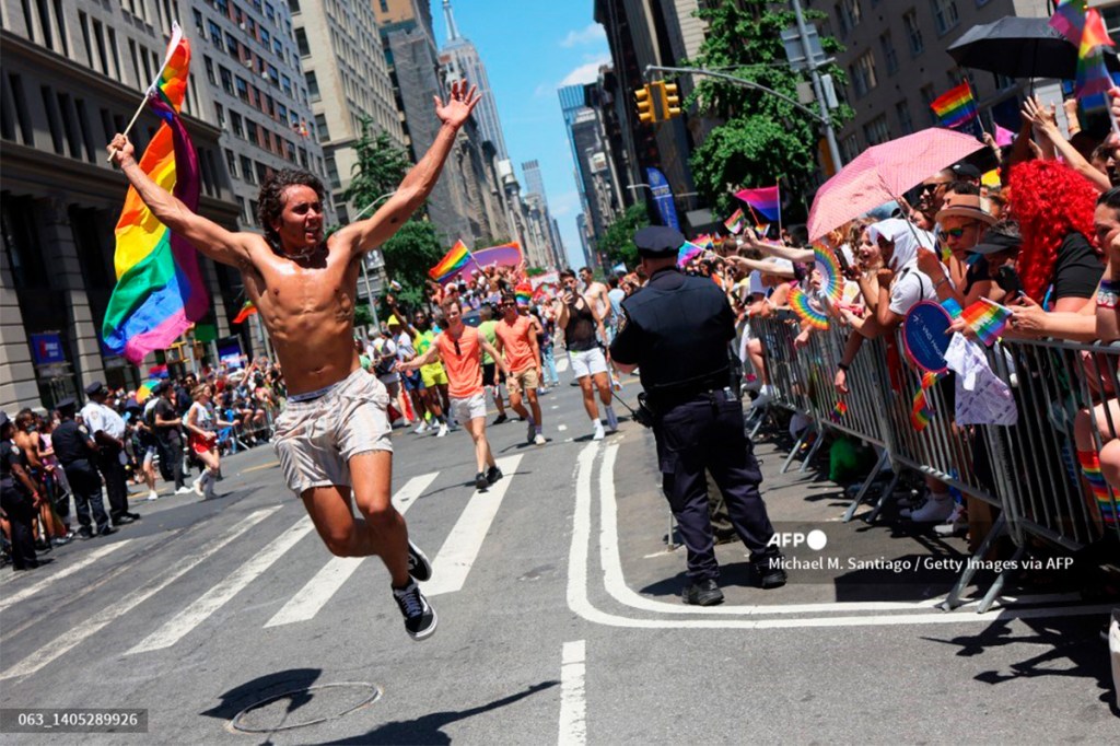 Estampida en desfile del Orgullo Gay en Nueva York al confundir fuegos artificiales con disparos