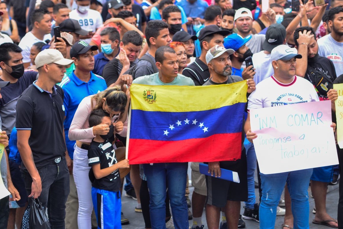 Miles de migrantes venezolanos alistan caravana en el sur de México