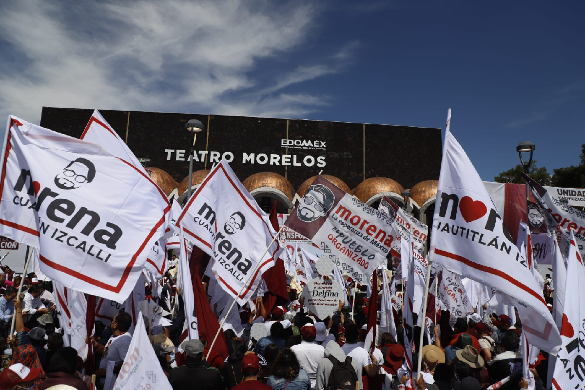Explanada del Teatro Morelos, con banderas blancas con el logo de Morena.