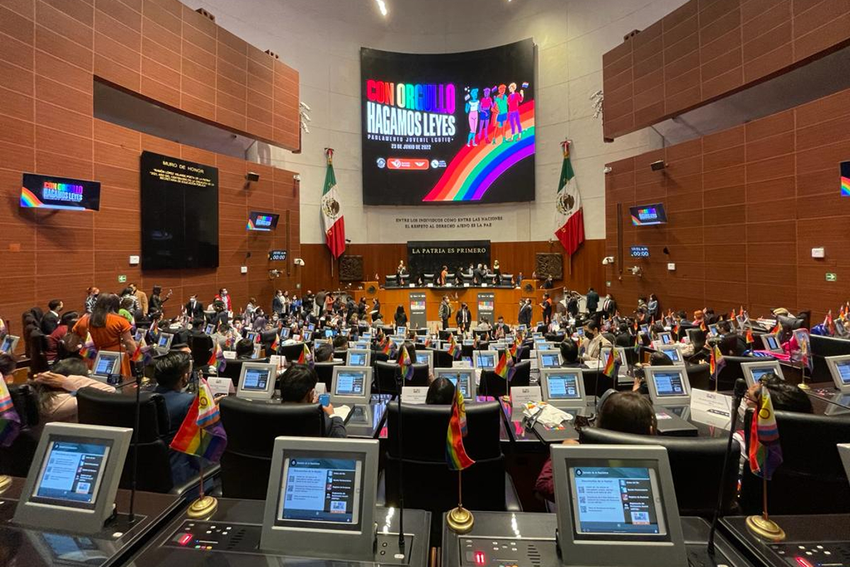 Jóvenes de la comunidad LGBTIQ+ participarán en el Parlamento Juvenil del Senado.