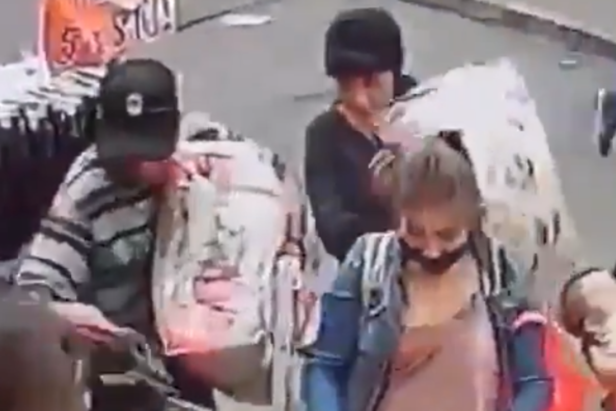 Foto: Twitter / @QuePocaMadre_Mx | VIDEO: Pareja de ladrones finge comprar para tomar el celular de una mujer