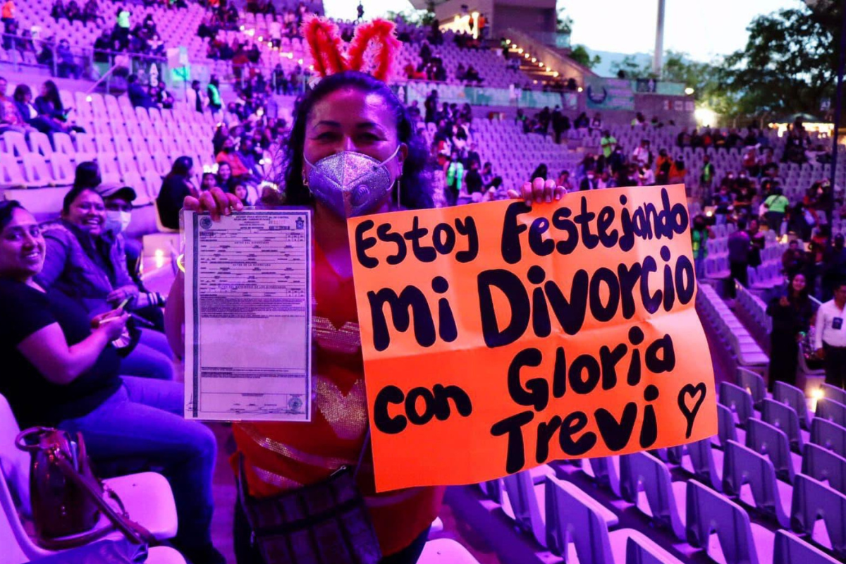 Foto: Twitter/ @TrevilandersGT_ | ¡Esos sí son festejos! Mujer celebra su divorcio en el concierto de Gloria Trevi