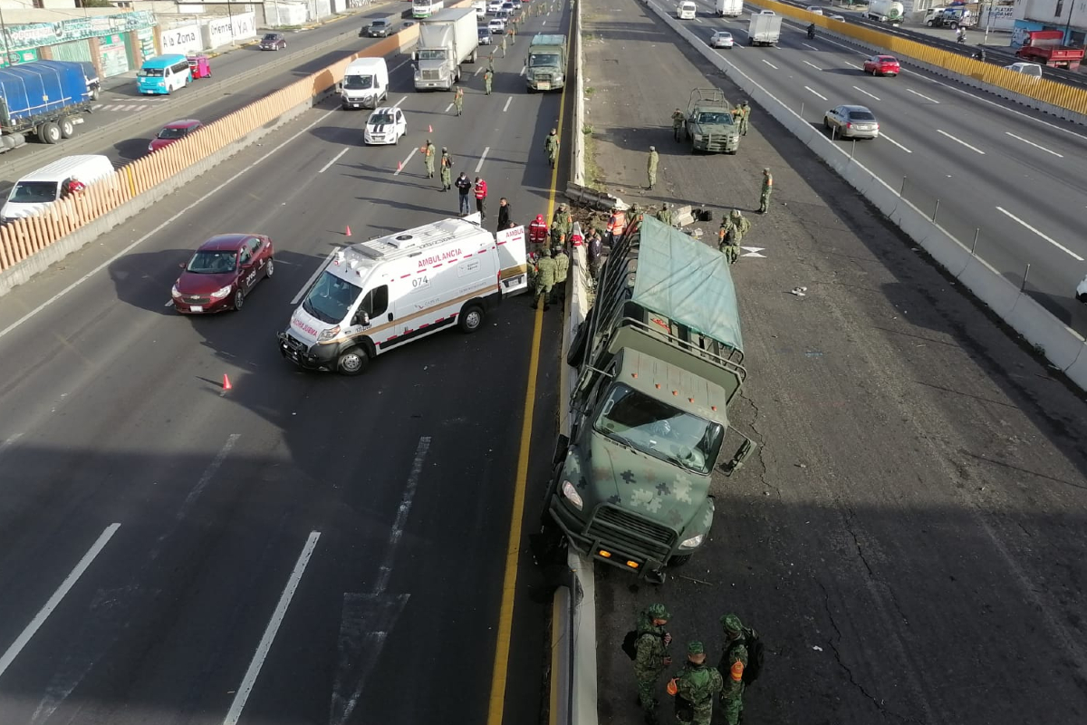 Choque en la México-Puebla deja 3 soldados lesionados.
