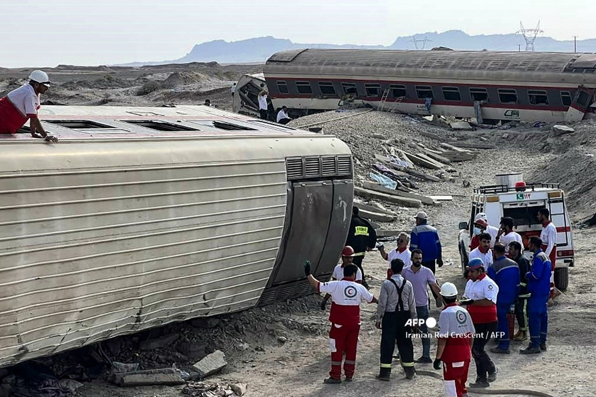 Choque de tren en Irán deja al menos 17 personas muertas.