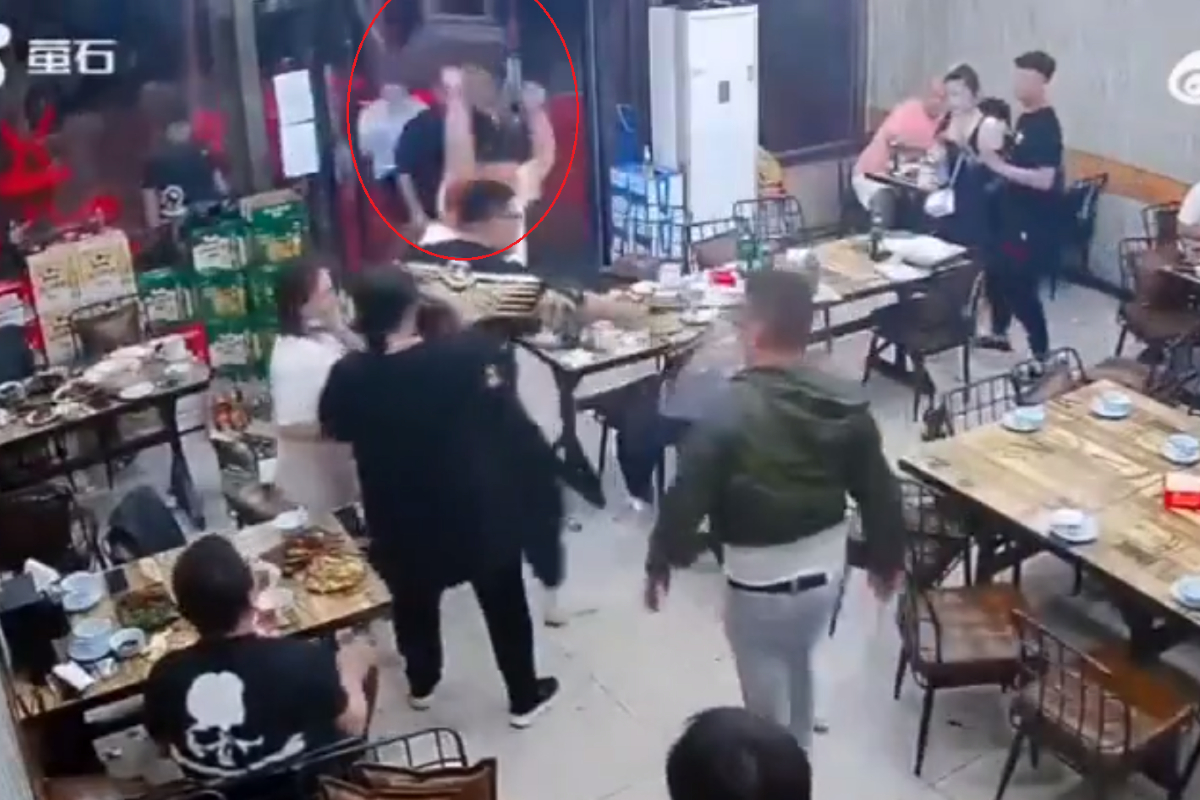 Las mujeres fueron atacadas cuando comían en un restaurante.
