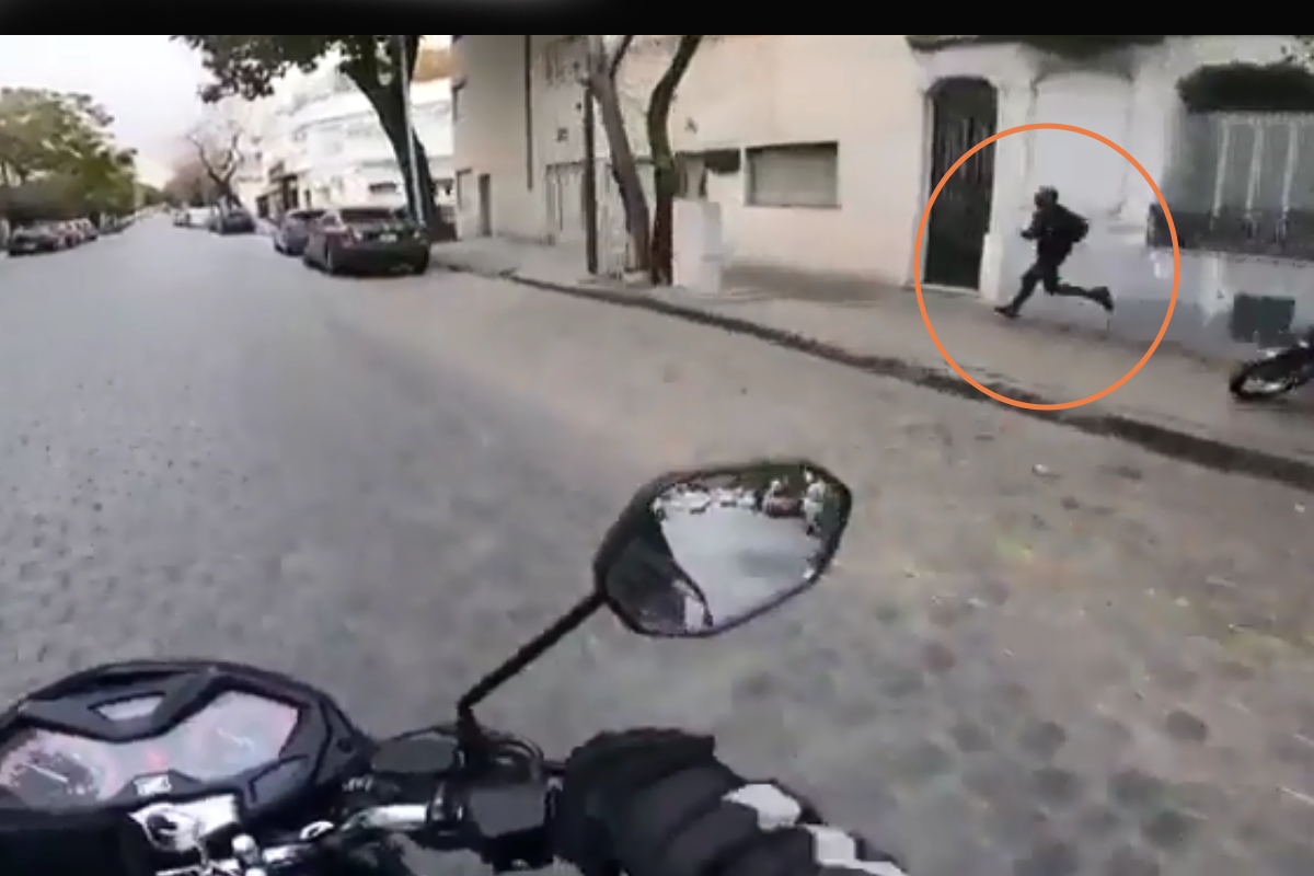 Un motociclista emprende persecución contra ladrón y recupera celular robado de una mujer en Argentina.