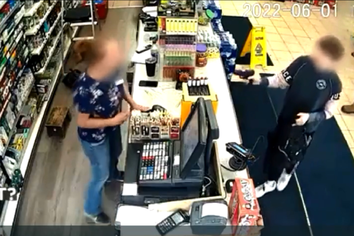 El niño de 12 años amenazó a la empleada con una pistola.