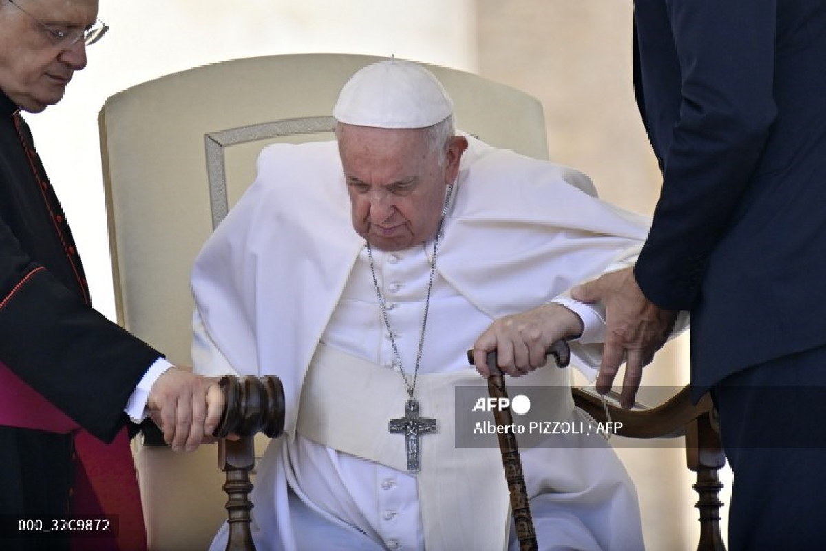 Papa Francisco, apoyado de un bastón por dolor en una de sus rodillas.