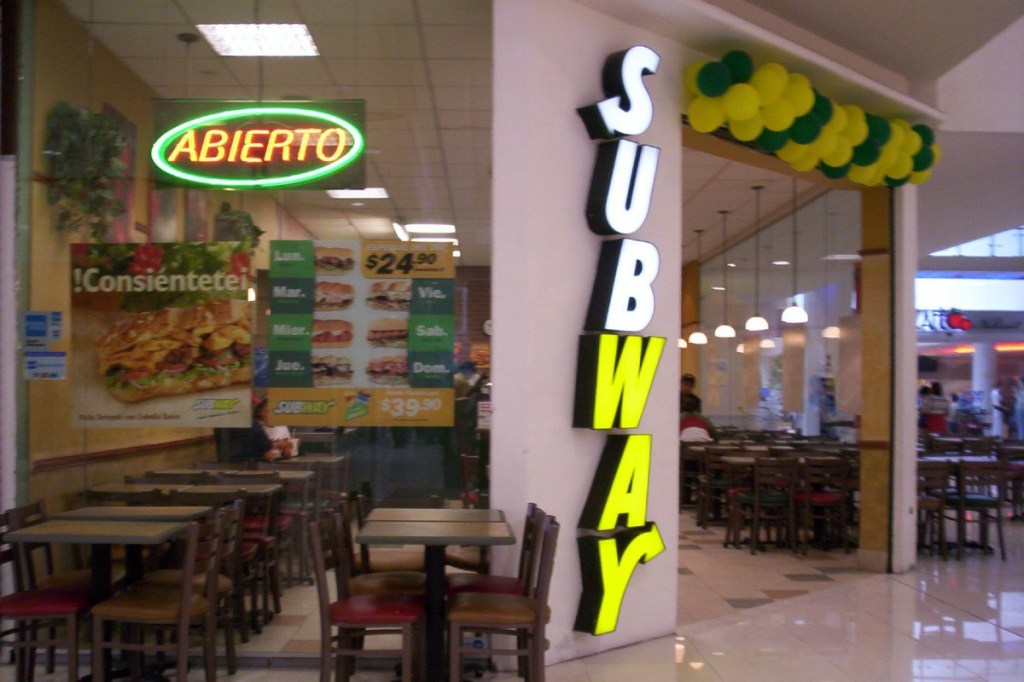 La empleada de Subway fue atacada a balazos por poner “demasiada mayonesa” en un sándwich.
