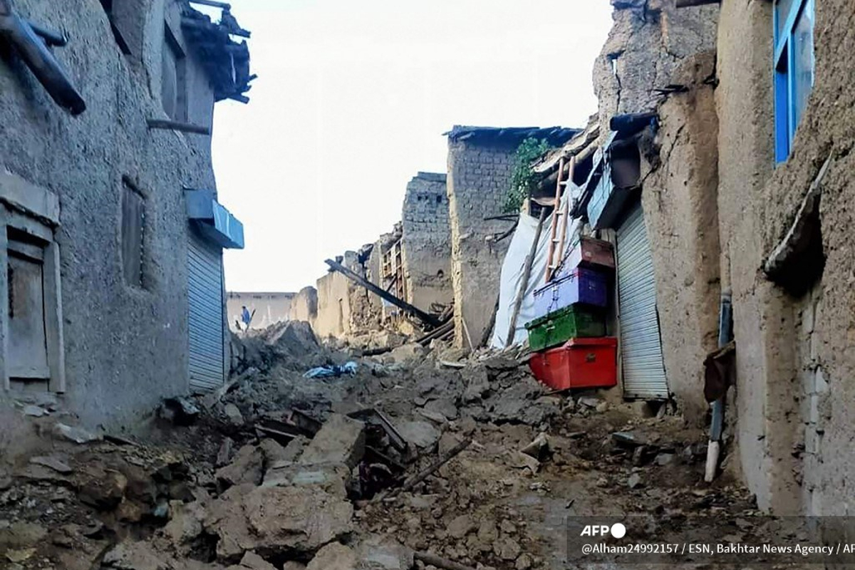Terremoto en Afganistán deja al menos mil muertos.
