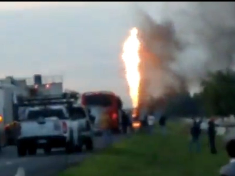 Pipa de gas se incendia sobre Circuito Exterior Mexiquense.
