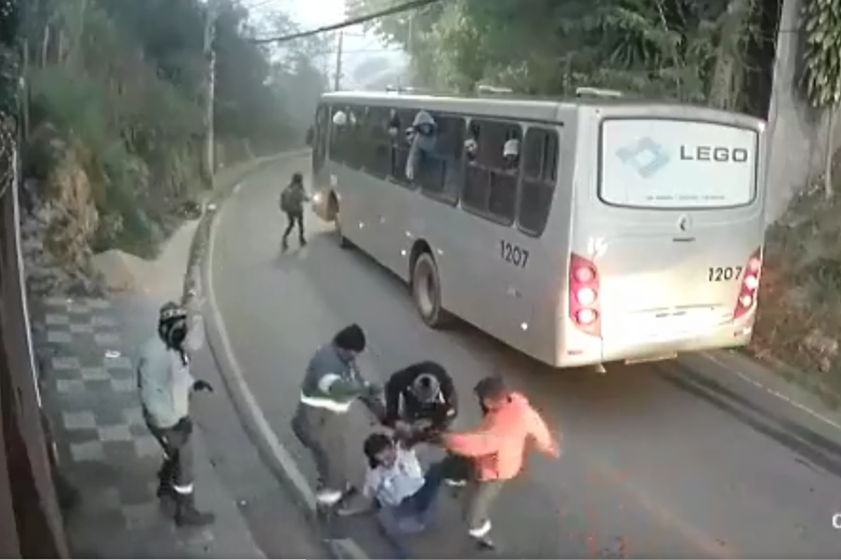 Pasajeros bajaron del autobús para enfrentar al agresor.