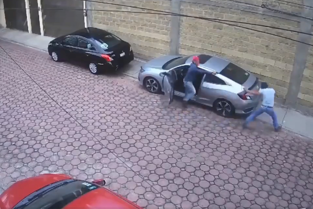 Hombre enfrenta a ladrones y evita el robo de su auto.