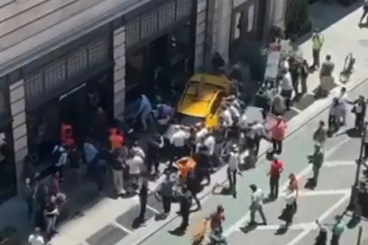 Taxi embiste a grupo de peatones; deja seis heridos.