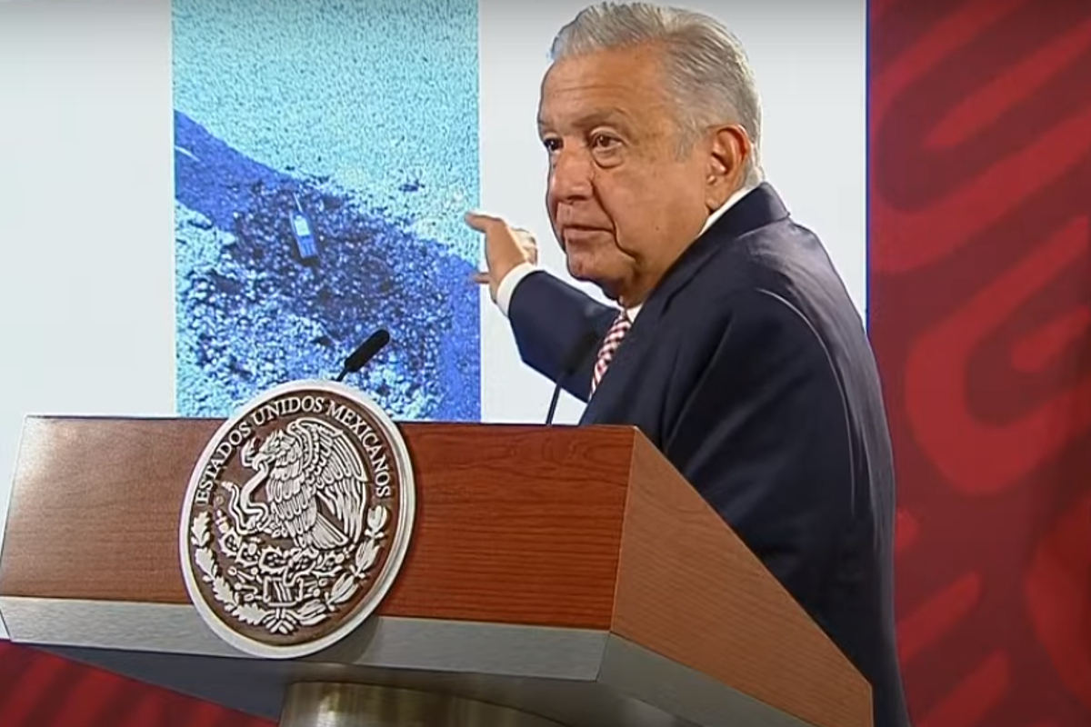 López Obrador señaló que el cierre de una pista del AIMC fue por un "bache" no por un "cráter".