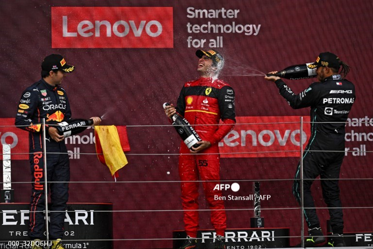 Sainz gana el GP de Gran Bretaña; Checo remontó 15 posiciones y termina segundo.