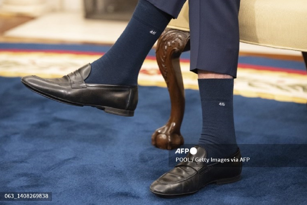 En su encuentro con AMLO, Joe Biden utilizó unas calcetas con el número 46.