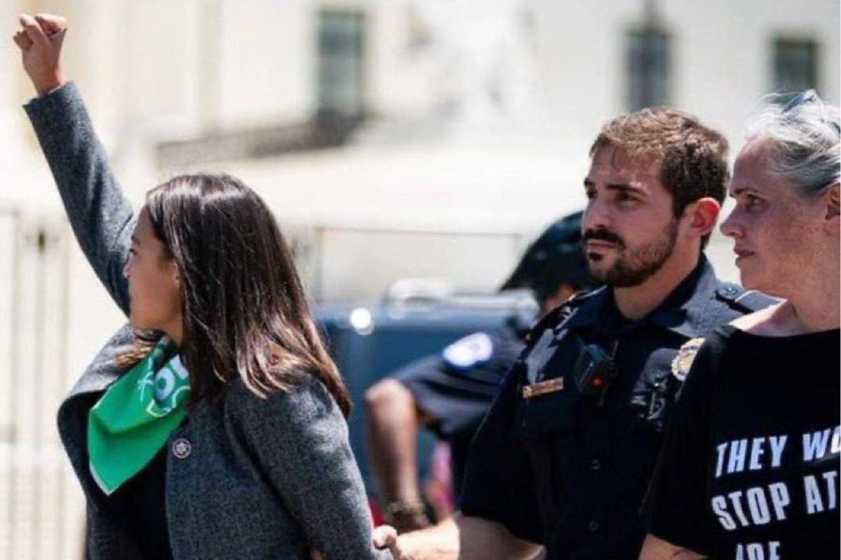 Foto: Twitter | En medio de protesta proaborto, Alexandra Ocasio-Cortez es arrestada junto a otras 15 legisladoras de EU