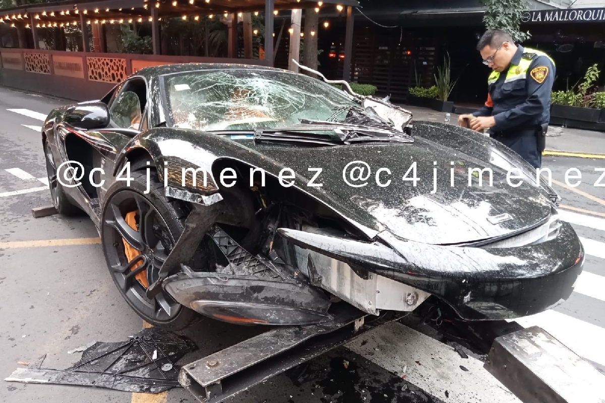 Abandonan auto McLaren tras choque en Polanco.