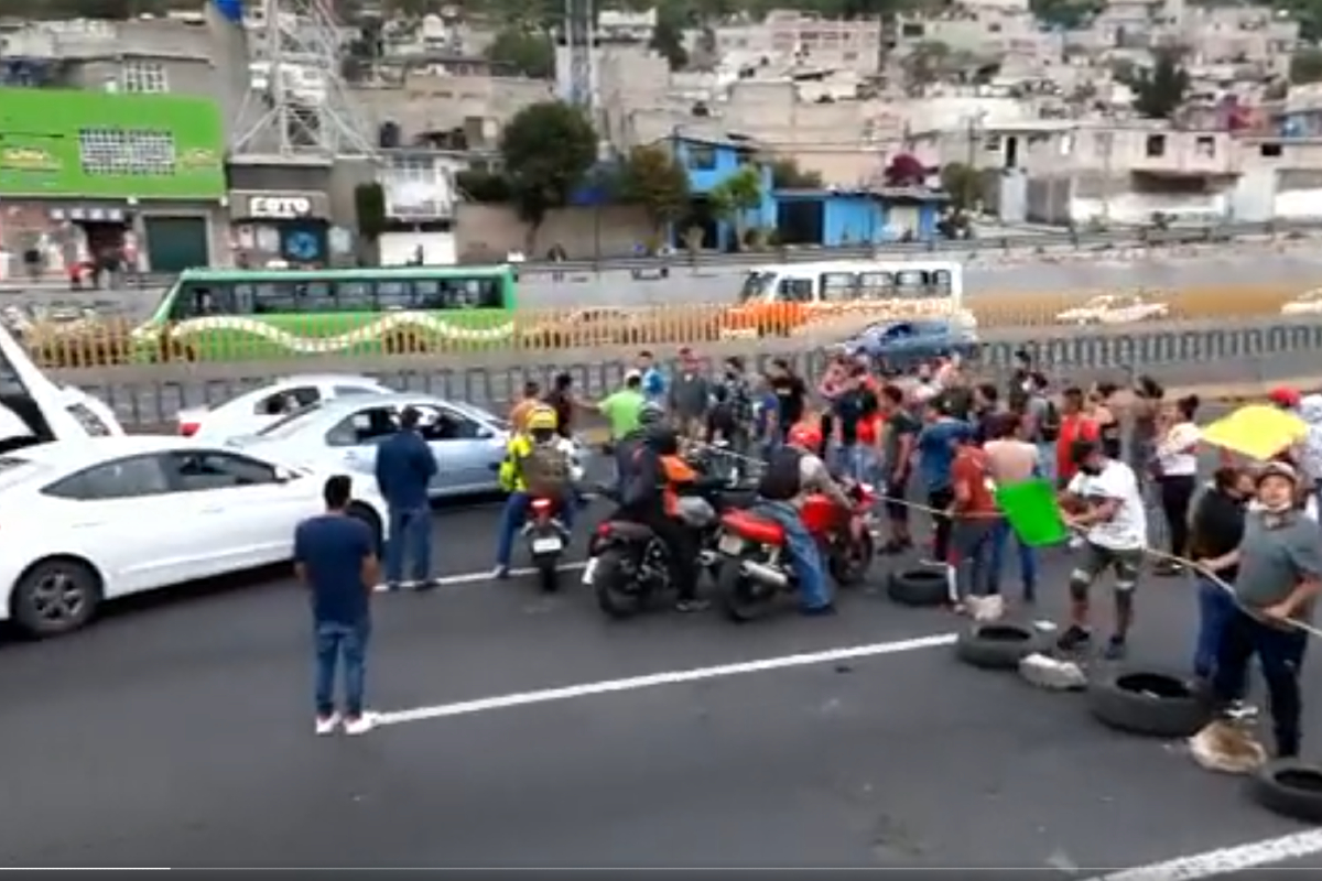 Manifestantes denuncian desaparición de menores durante bloqueo en la México-Puebla.