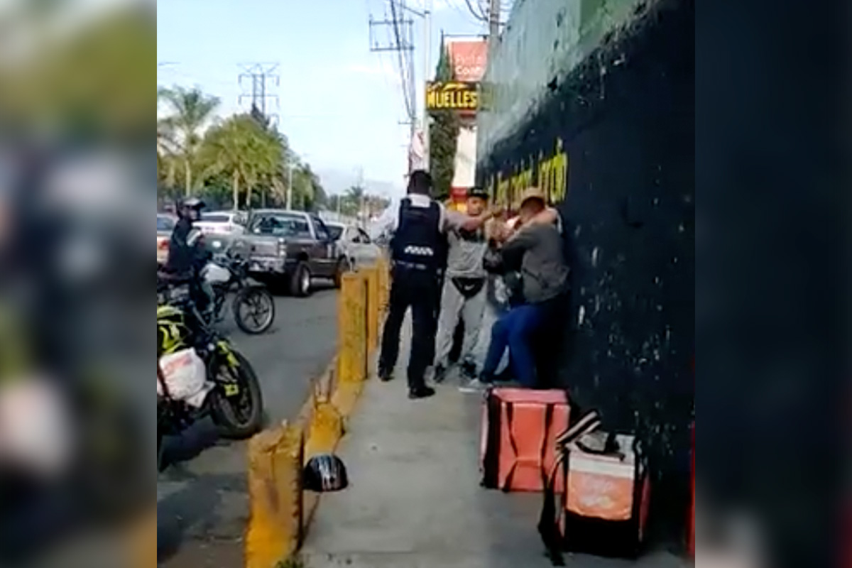VIDEO. Señalan a policías por golpear a repartidor de aplicación