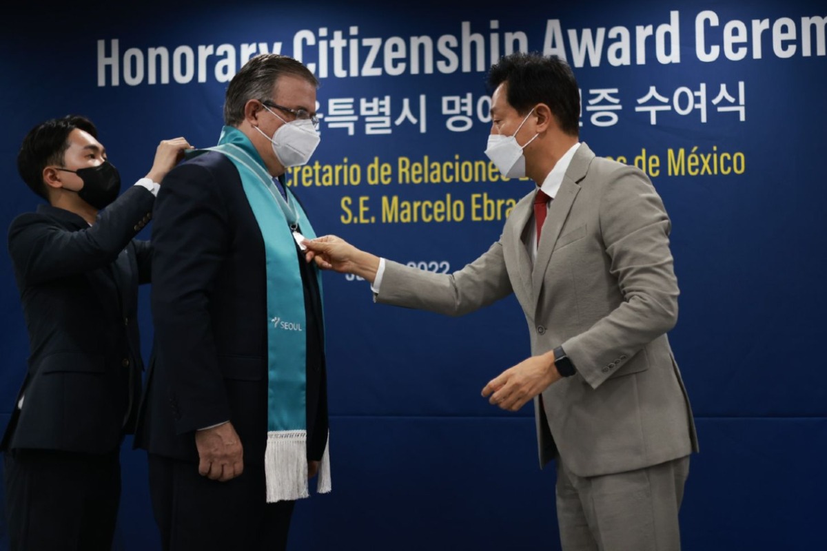 Canciller Marcelo Ebrard nombrado "ciudadano honorario" en Seúl.