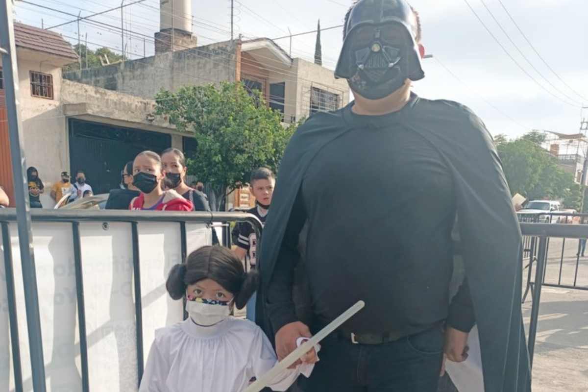 Foto: Twitter/ @Josefina_RuizQ | Padre acompaña a su pequeña hija a recibir su vacuna Covid… ¡con disfraz de Darth Vader!