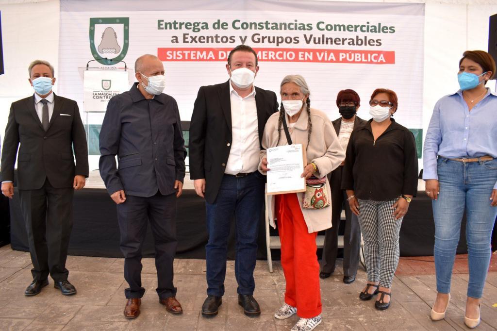 El Alcalde de La Magdalena Contreras, Luis Gerardo “El Güero” Quijano, hizo entrega de 75 constancias de exención de pagos