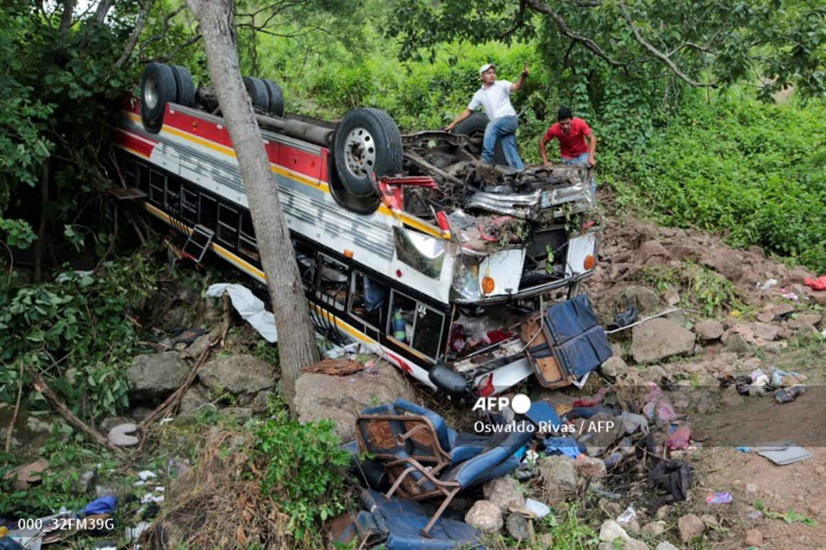 Autobús con migrantes cae a barranca, deja 16 muertos.