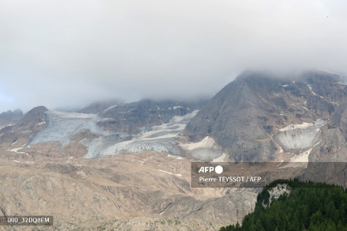 Desprendimiento de glaciar en los Alpes italianos deja seis muertos.