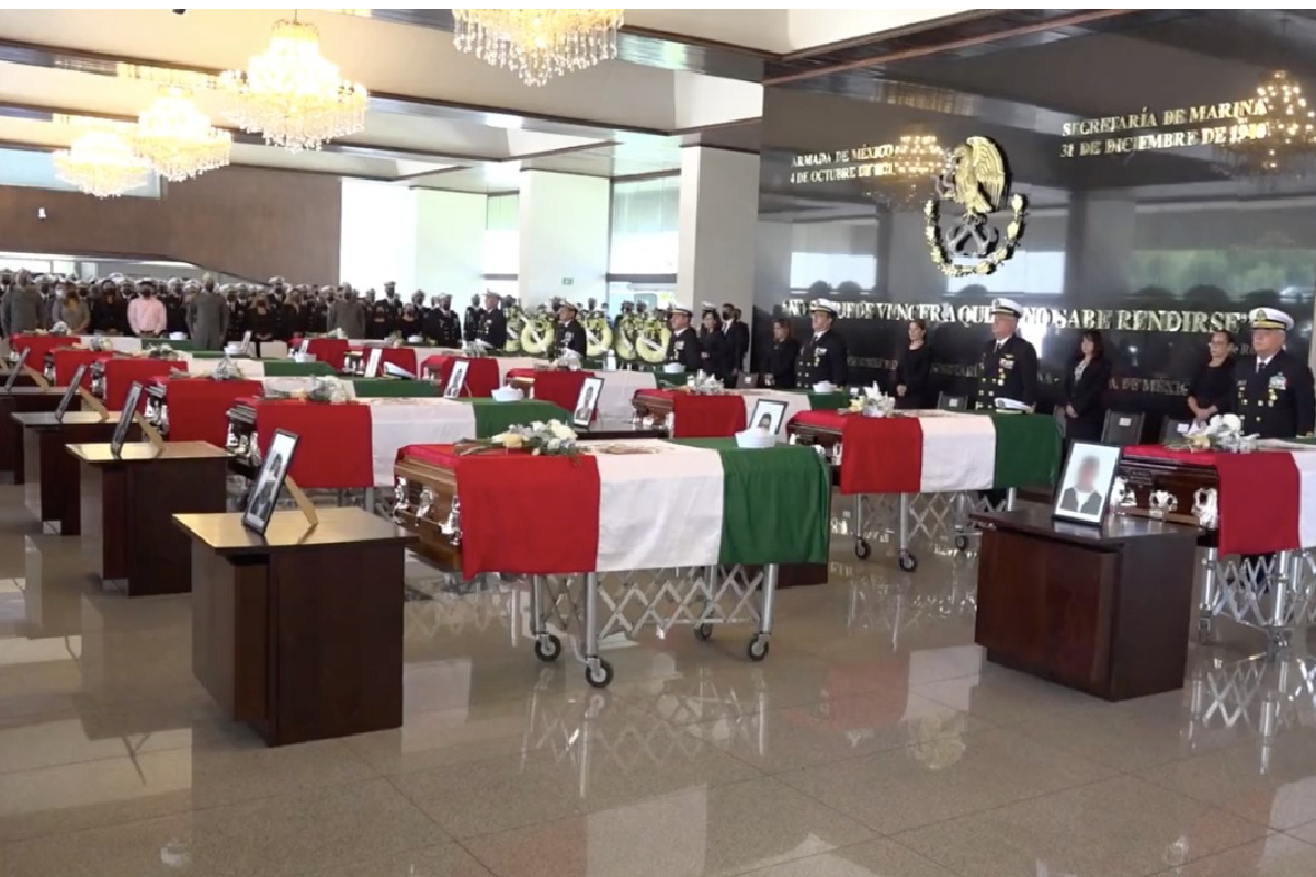 La Semar homenajea a los 14 marinos que murieron tras el desplome del helicóptero luego de la captura de Caro Quintero