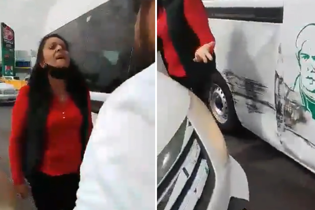 Mujer embiste su camioneta contra combi con pasajeros.