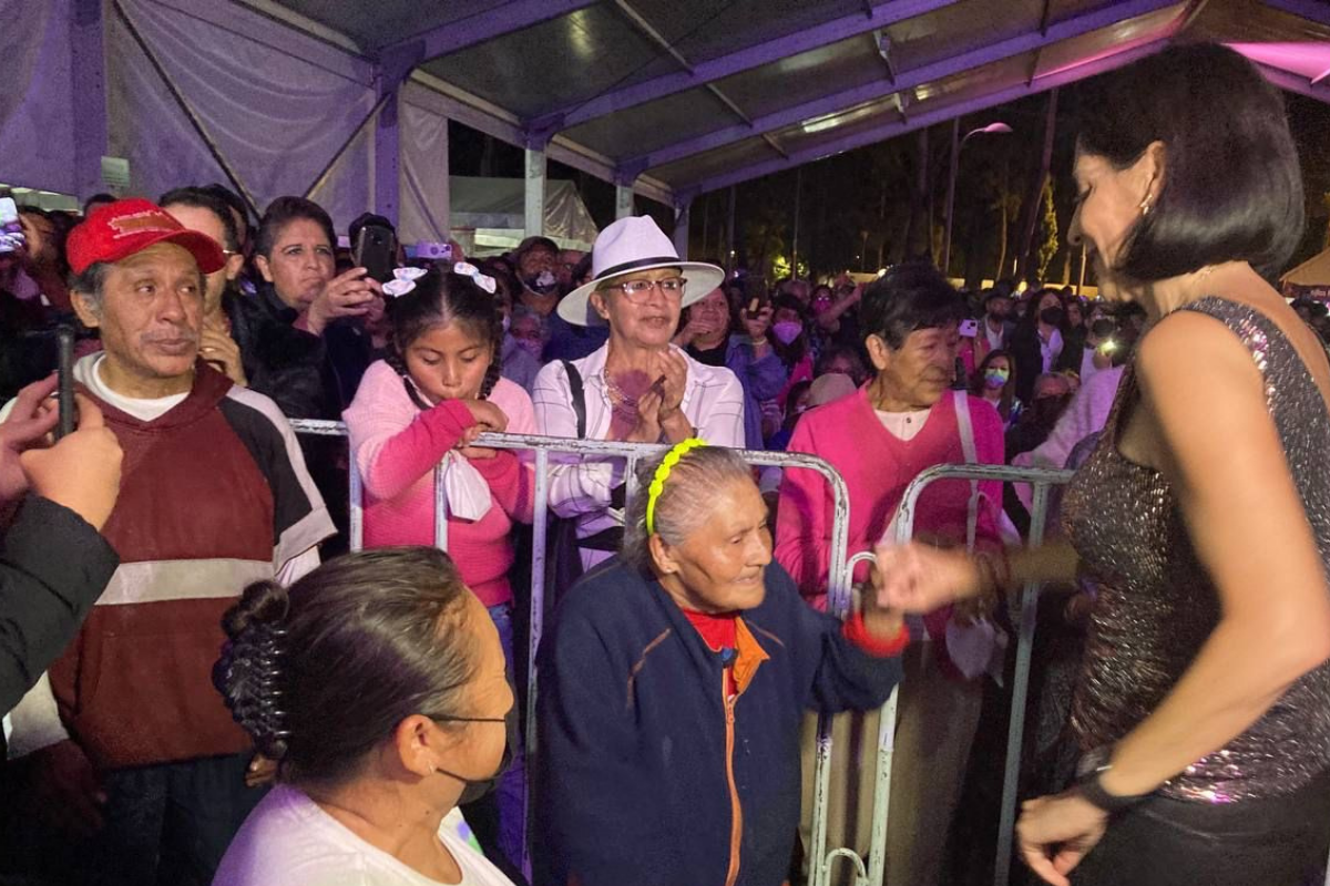Foto: Especial En el primer día de actividades en la Feria de las Flores 2022, más de 3 mil personas bailaron al ritmo de la Mejor Sonora Dinamita de Lucho Argaín.