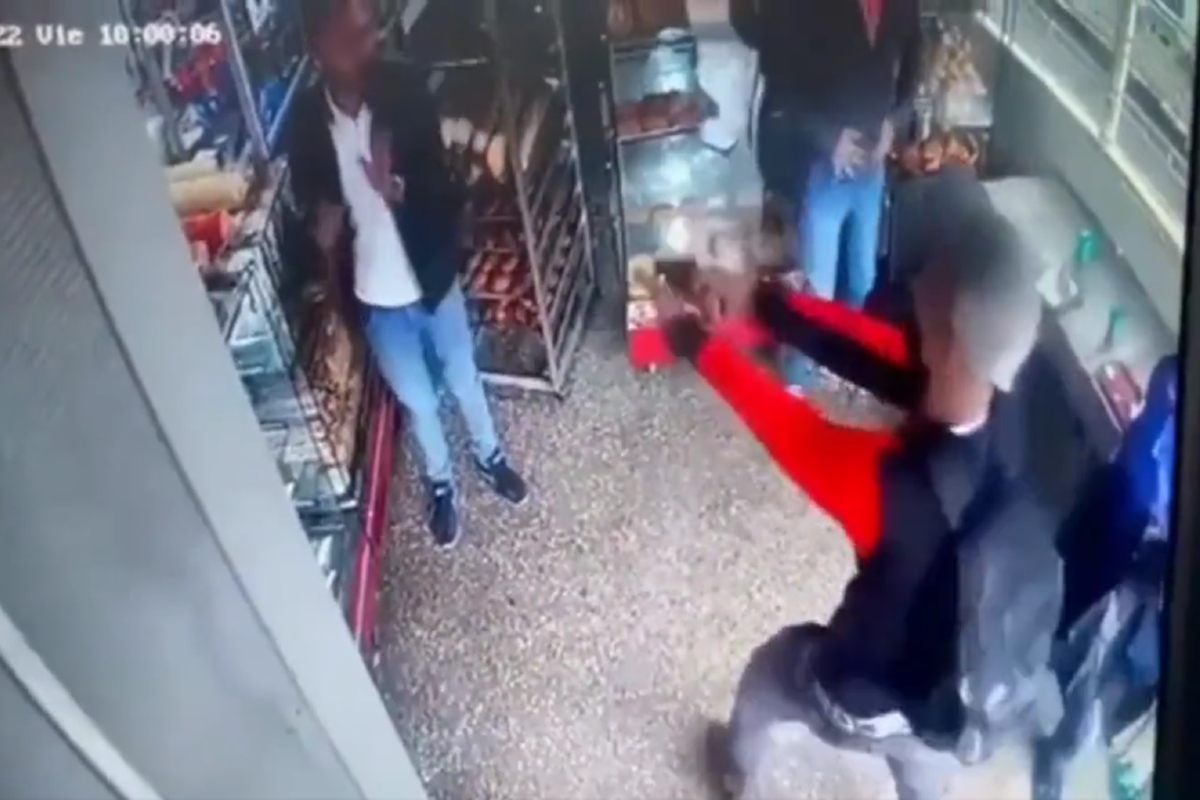 Policía enfrenta a ladrones durante asalto en panadería.