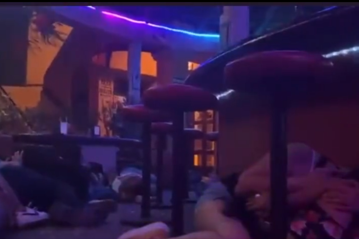 Clientes del bar se resguardaron debajo de las mesas, durante una balacera en Guaymas, Sonora.